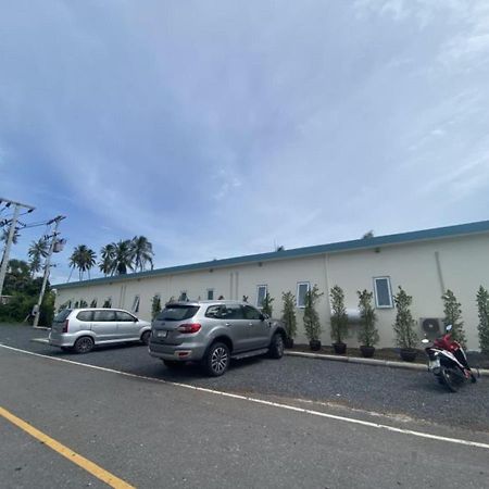 Le Petit Saint Tropez Hotel Khanom Bagian luar foto