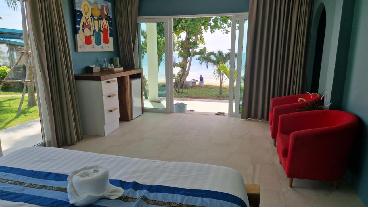 Le Petit Saint Tropez Hotel Khanom Bagian luar foto
