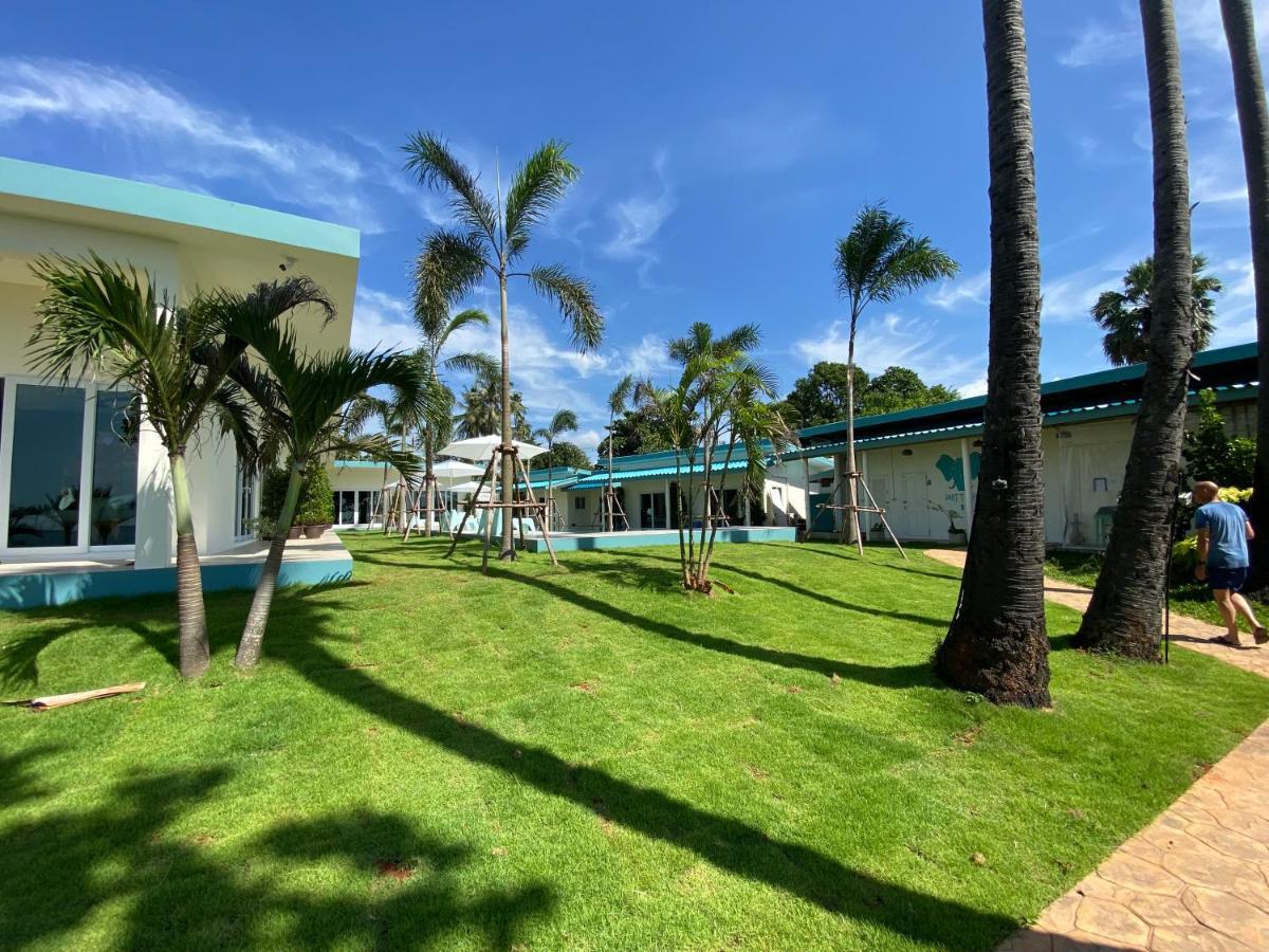 Le Petit Saint Tropez Hotel Khanom Bagian luar foto