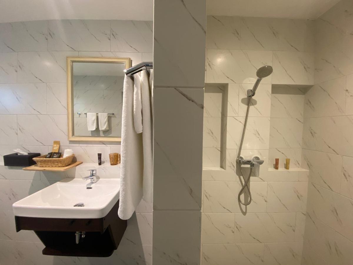 Le Petit Saint Tropez Hotel Khanom Bagian luar foto