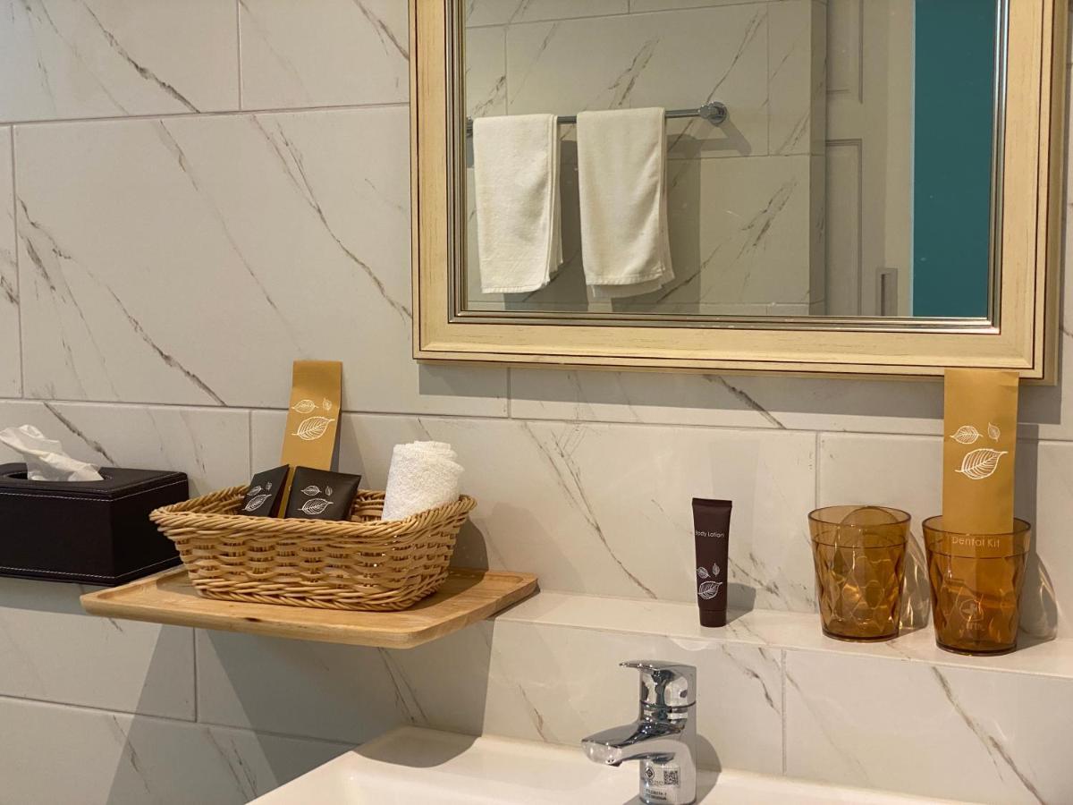 Le Petit Saint Tropez Hotel Khanom Bagian luar foto