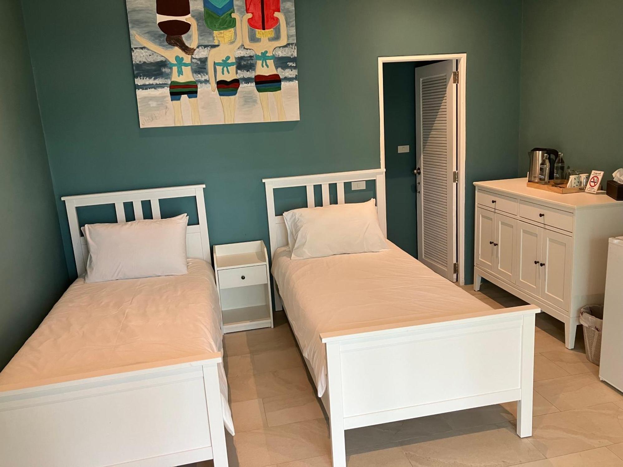 Le Petit Saint Tropez Hotel Khanom Bagian luar foto