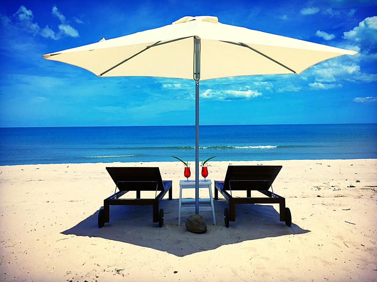 Le Petit Saint Tropez Hotel Khanom Bagian luar foto