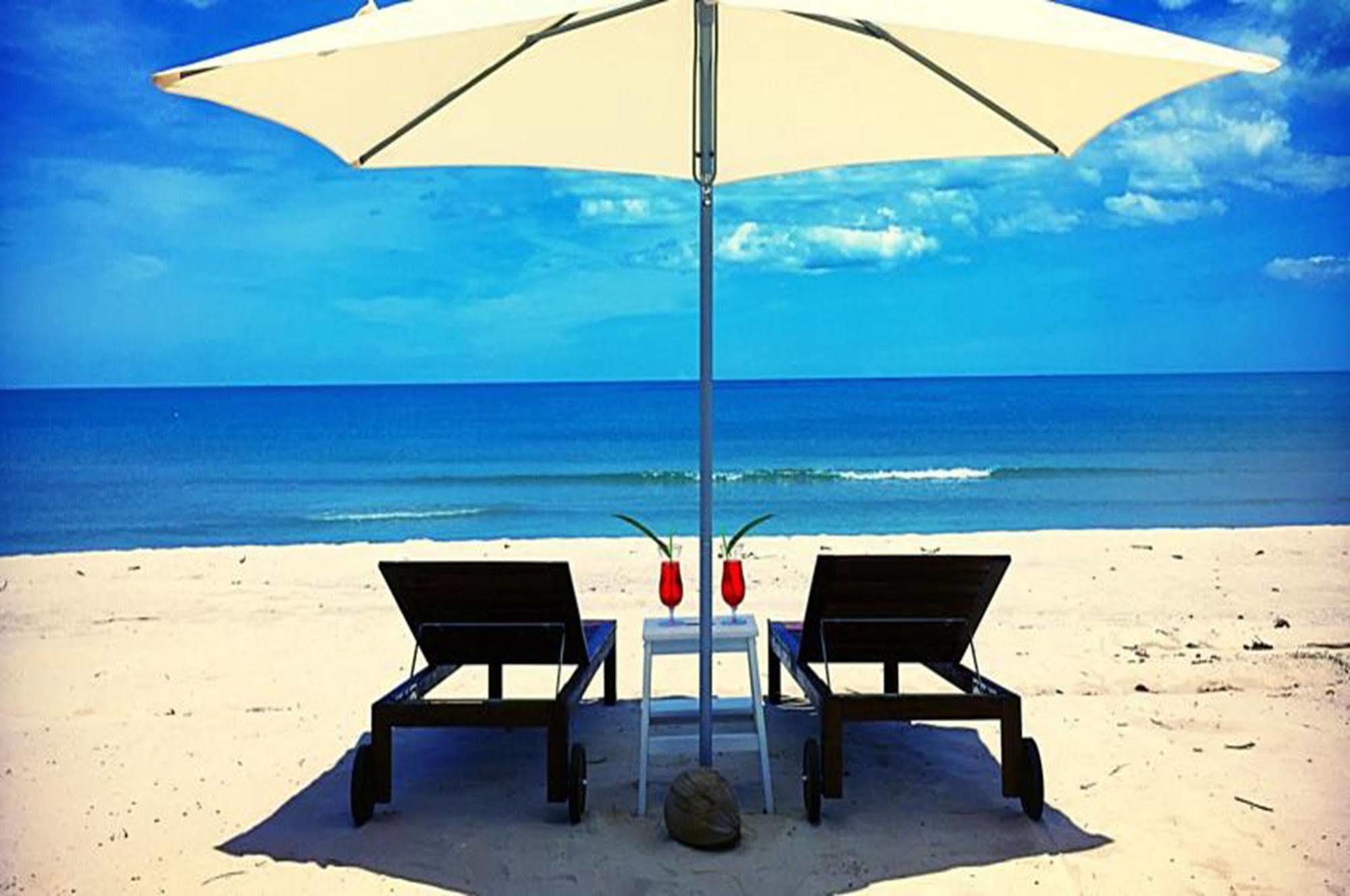 Le Petit Saint Tropez Hotel Khanom Bagian luar foto